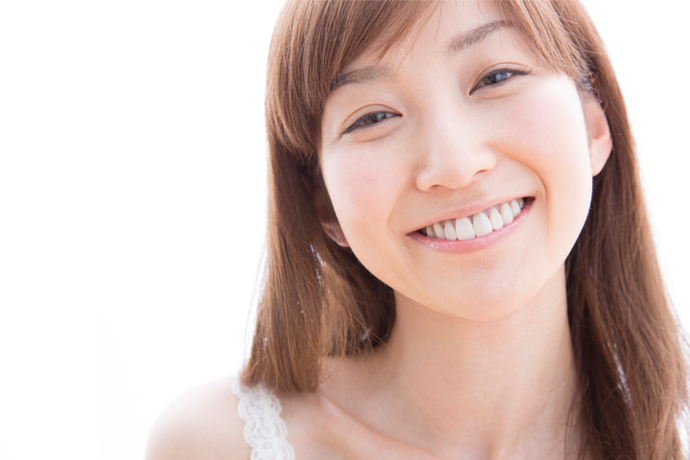 銀歯が目立つ……。そんなお悩みをセラミックで解消
